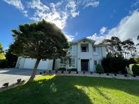 Monochrome Manor a home  in a quiet nook in Bowral