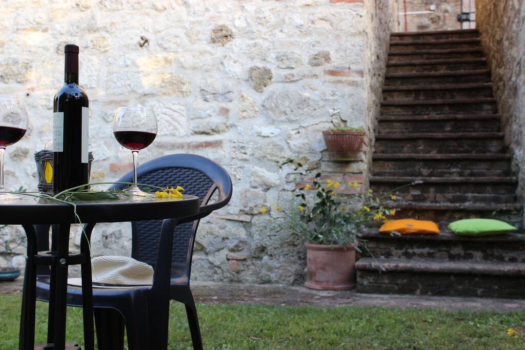 giardino con scale di accesso