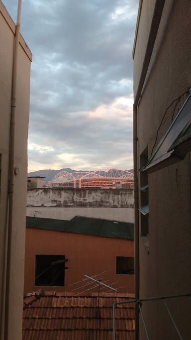 A Vista a partir da área de serviço do apartamento , tem visão para o estádio olímpico João Havelange , que abrigará a modalidade de futebol e atletismo durante os jogos olímpicos de 2016.
The view from service room of the apartment to the olympic stadium João Havelange , that is going to receive athletics a soccer during olympic games 2016.