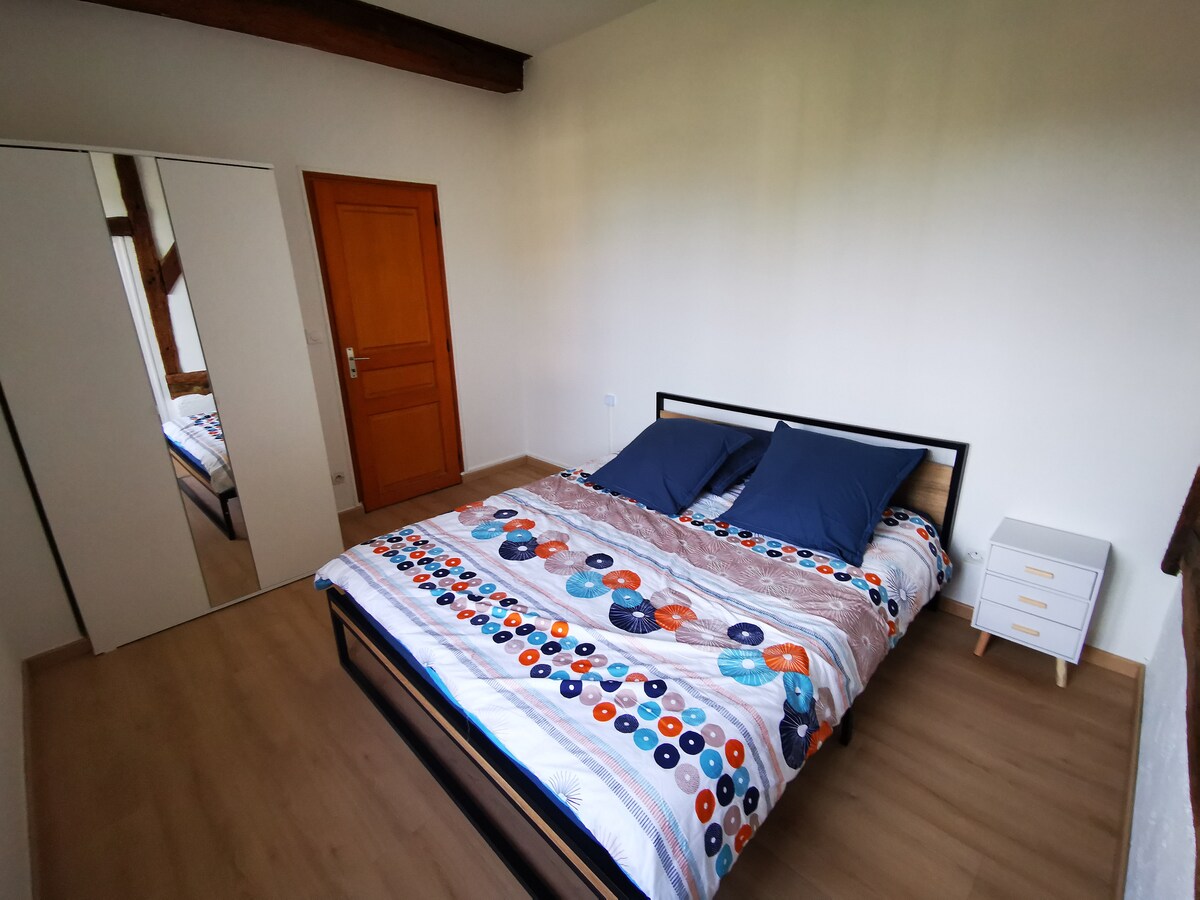 ห้องนอน 2: 
เตียงคู่ 160 x 200 (ควีนไซส์)
ตู้กระจก + ตู้เสื้อผ้า