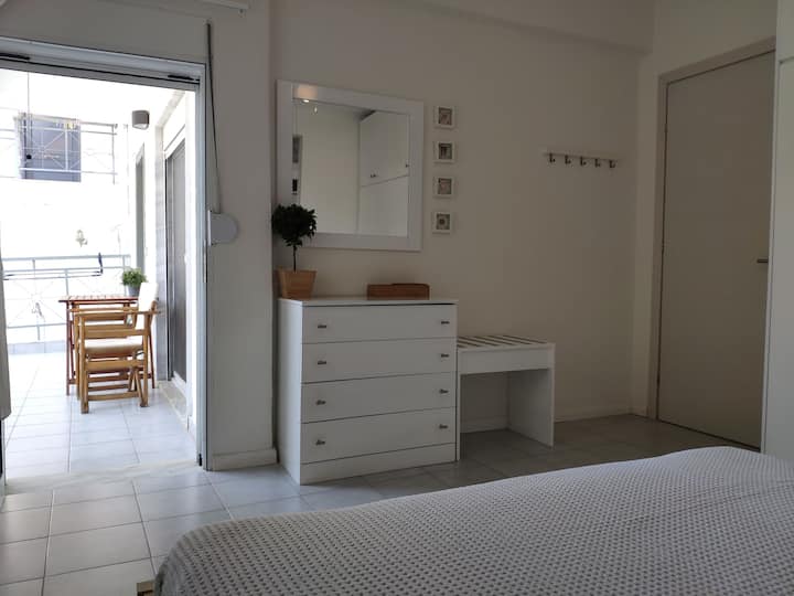 Dhomë gjumi: Derë e veçantë hyrjeje në ballkon/apartament.