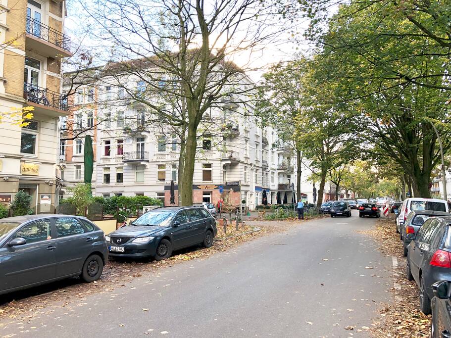 Die schöne Zimmerstrasse mit vielen Cafes und Restaurants (Ausblick vor dem Eingang)