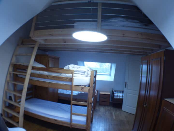 „Ty'Dortoir“ северна и јужна област со 7 кревета (преградена од фотографијата = 2 соби изолирани од погледот со дрвена ламперија) => поделена на:
- 3 единечни
- 1 кревет со двојна големина 140
- 1 душек 160 во мезанин
(+ 1 детско креветче со решетки)