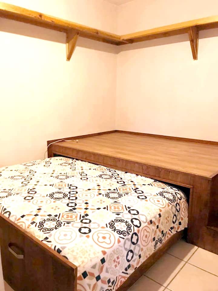 ห้องนอน 3 มีโต๊ะทำงานและฟูกนอนคู่ 