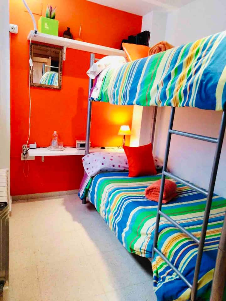 ห้องสองชั้นพร้อมพัดลมเพดาน

พร้อมพัดลมระบายอากาศ