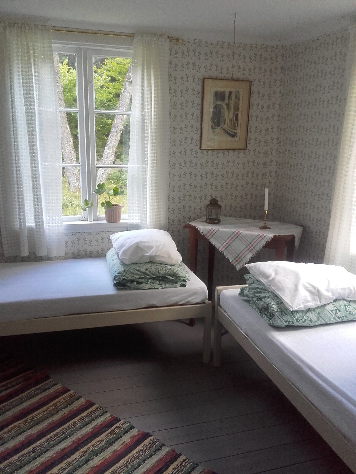 Malá spálňa s dvoma lôžkami. K dispozícii je aj krb.