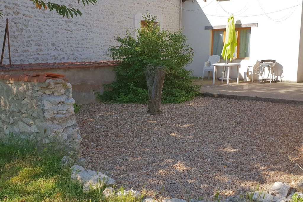 Petite cour à l'arrière de la maison, accès terrasse