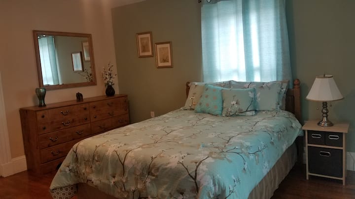 第一间卧室配备标准双人床、大衣柜和6个抽屉柜。  