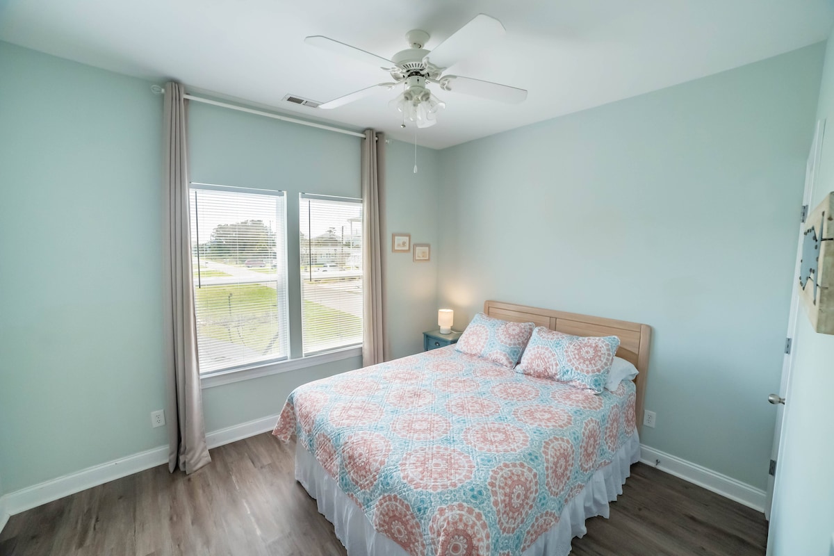 Დედოფლის საძინებელი დიდი კარადითა და სააბაზანოთი.