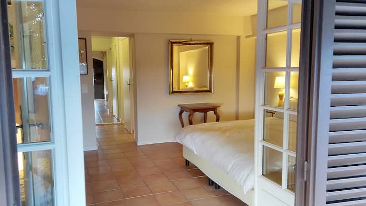 ห้องนอนใหญ่ที่มองเห็นได้จากทางเข้าแยกต่างหาก วิวห้องแต่งตัวด้านหลัง