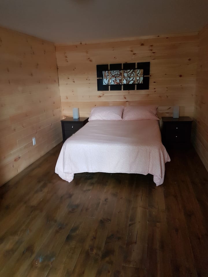 Schlafzimmer Nr.3, Queensize-Bett mit allen Bettwäsche und Bettwäsche vorhanden.  Dieses Schlafzimmer befindet sich im Keller, versteckt in der Ecke, perfekt für diejenigen, die gerne ausschlafen...wir nennen dies unser Lieblingszimmer.