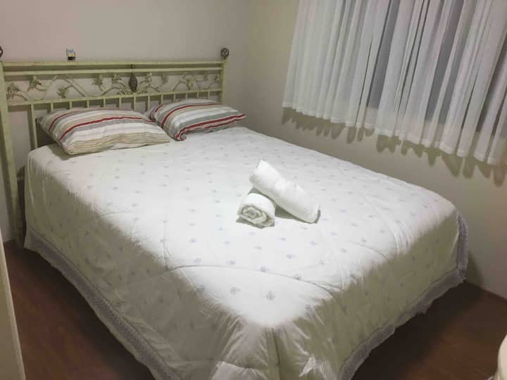 Საერთო საცხოვრებელი 2-ადგილიანი საწოლი, ბაღის ხედის ფანჯარა.