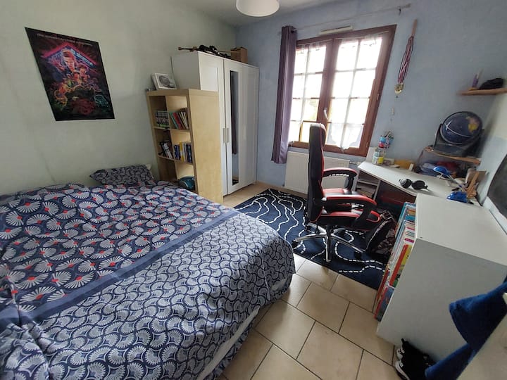 Dormitorio 1 en la planta baja con cama de matrimonio.