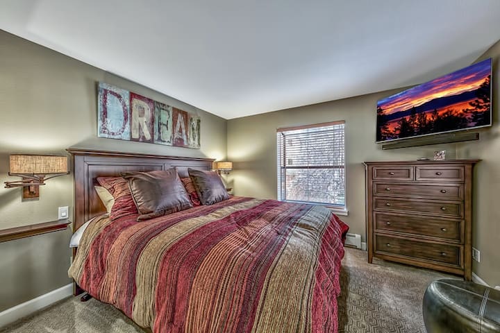 Glavna spavaća soba nudi hotelski madrac California King, posteljinu, vlastitu kupaonicu i TV ravnog ekrana...doživite istinsku udobnost jezera Tahoe!