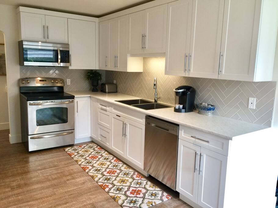 Fully stocked and very clean kitchen!