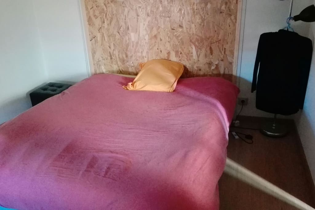 chambre avec lit double, linge de lit fournis