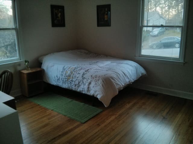 Nice room walking distance to Duke!