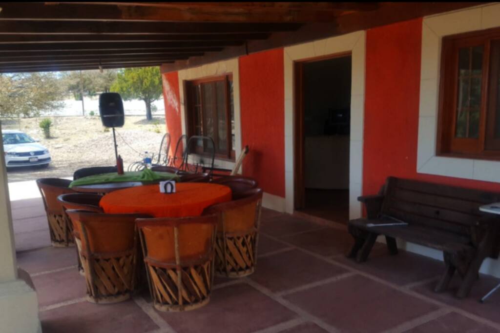 Bonita cabaña a tan solo 35 minutos de la ciudad de Durango, ideal para pasar un descanso ideal en contacto con la naturaleza, cuenta con atrás comunes como canchas para fútbol y basketball así como una solapa para eventos