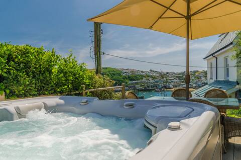 Ultra Luxury schoolhouse w. hot tub & harbour view