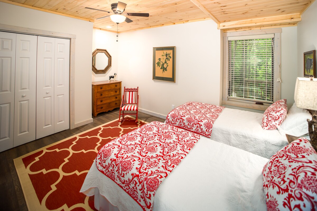 低层的双床卧室。