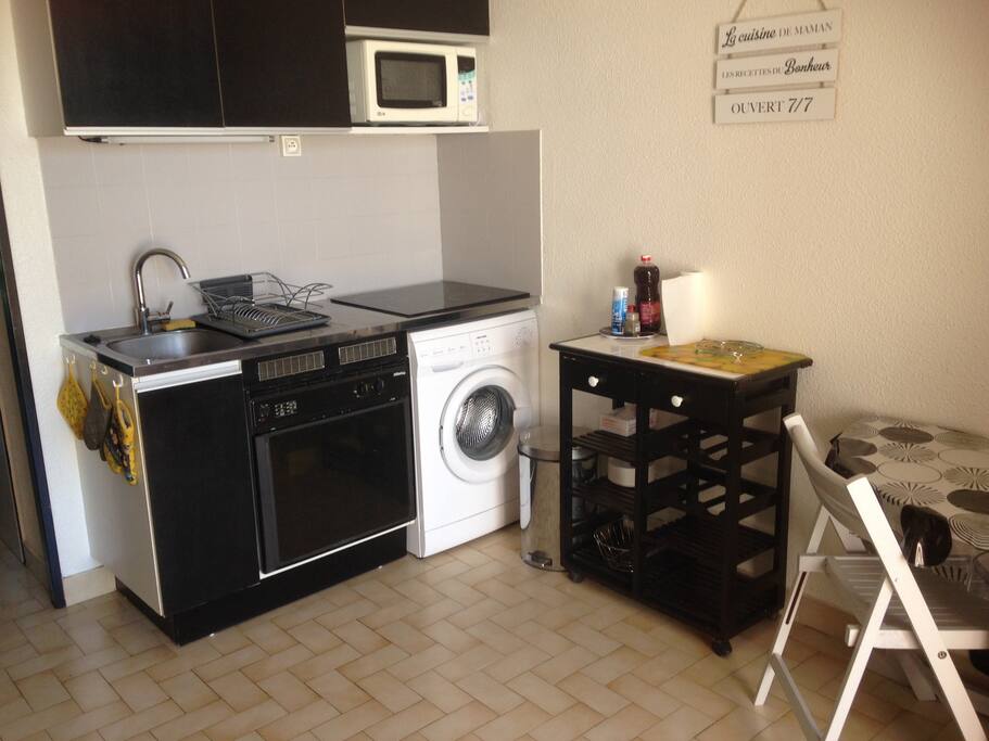 La cuisine avec four, lave linge, plaques vitro 4 feux etc.....