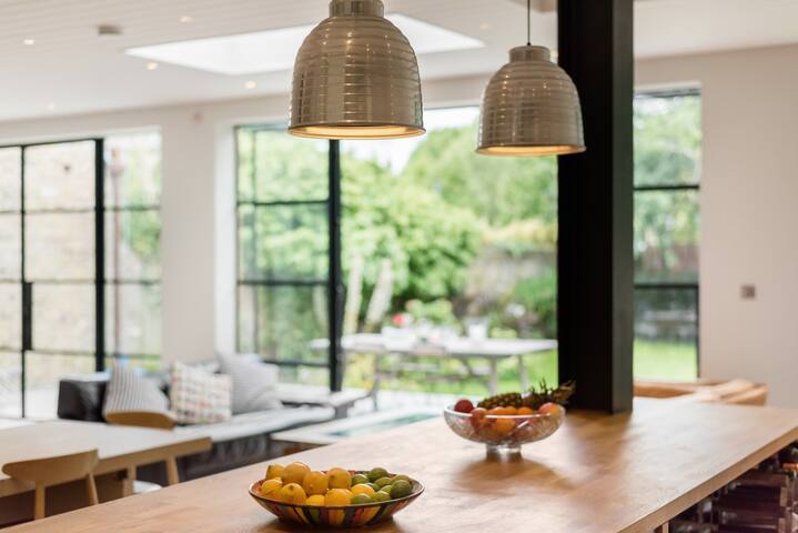 Fun & spacious family home opposite stunning park gallery image 4