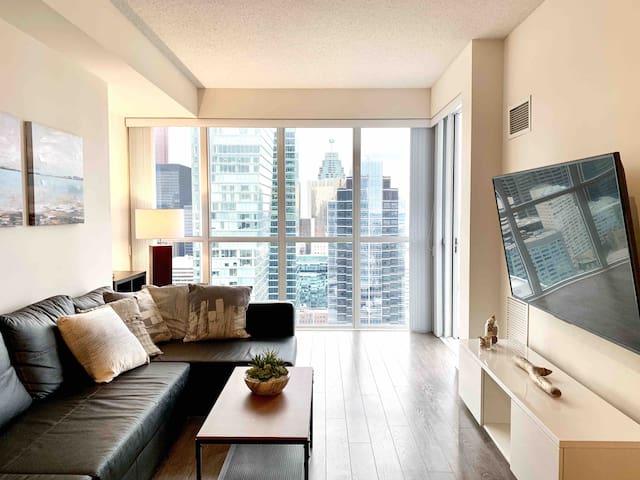 Luxury 1+Den condo steps away from CN Tower & Lake