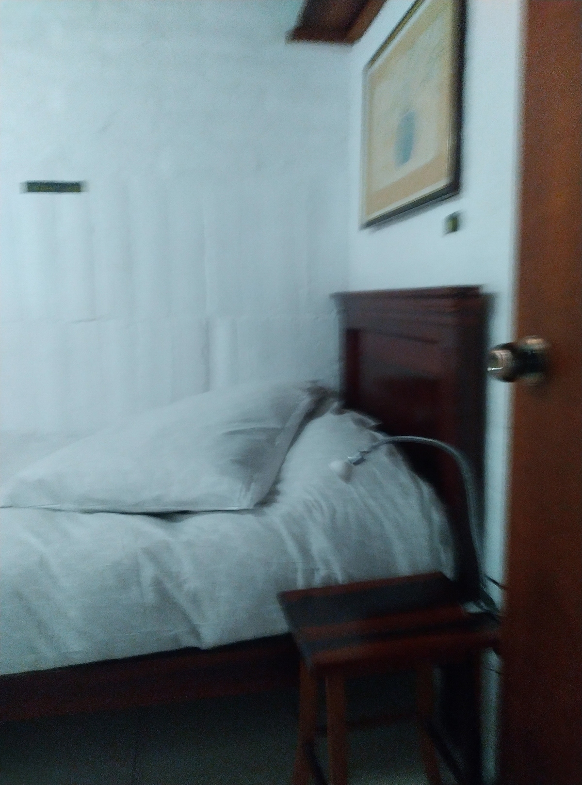 דלת גישה חדר שינה 2: מיטה מרובעת וחצי או מיטה זוגית עם מיטה זוגית טבעית.
מדף מובנה עם מנורה וכיסא. Rostro Mirror
3 Wall to Wall Wood Repisas
מוט עץ לבגדים תלויים
4 ווים מובנים לתלות בגדים אשפה