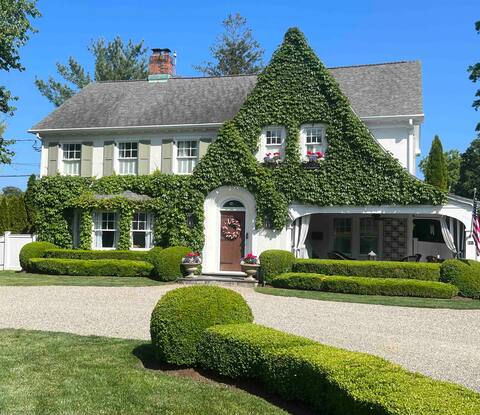 Old Post Road w/Pool and Cottage, walk to Beach