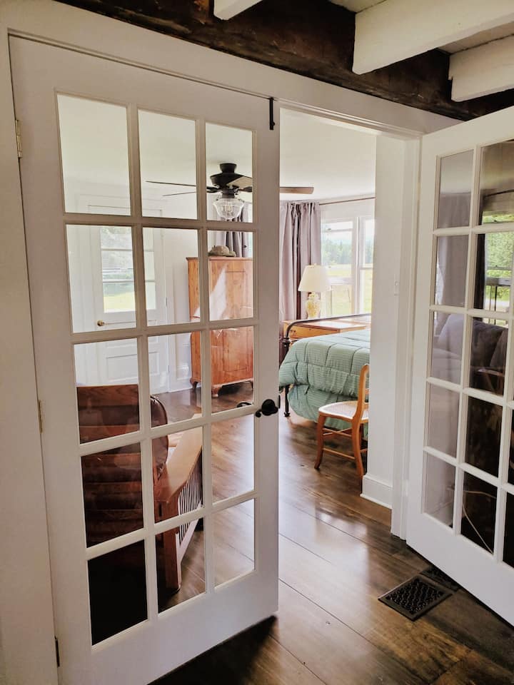 Mëngjes i ndritshëm dhe me diell në dhomën e gjumit të katit të parë