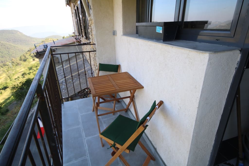 Un joli balcon dans un style traditionnel niçois avec une vue jusqu'à la Méditerranée quand le temps est clair !