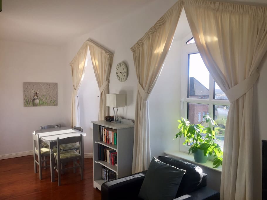 Dining area - dual aspect