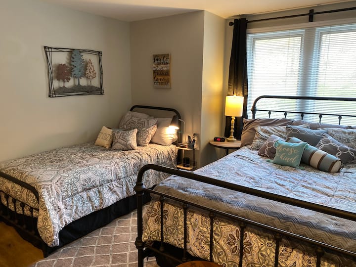 เตียงควีนไซส์ 1 หลังเตียงเดี่ยว 1 หลัง 