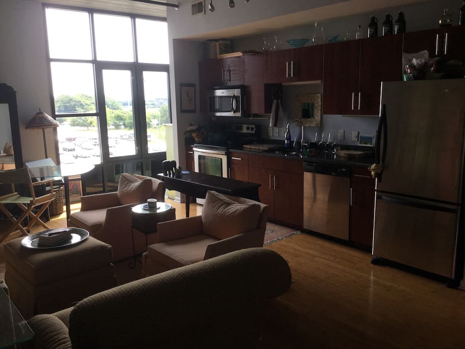 Lots of natural light. Eastward window allows beautiful sunrise and moonrise views as well as a view of the Ravenel Bridge, which is a hop, skip, and a jump away and a great place for a walk or jog (bridge spans 2.5 miles across one way and offers the best views of the harbor).