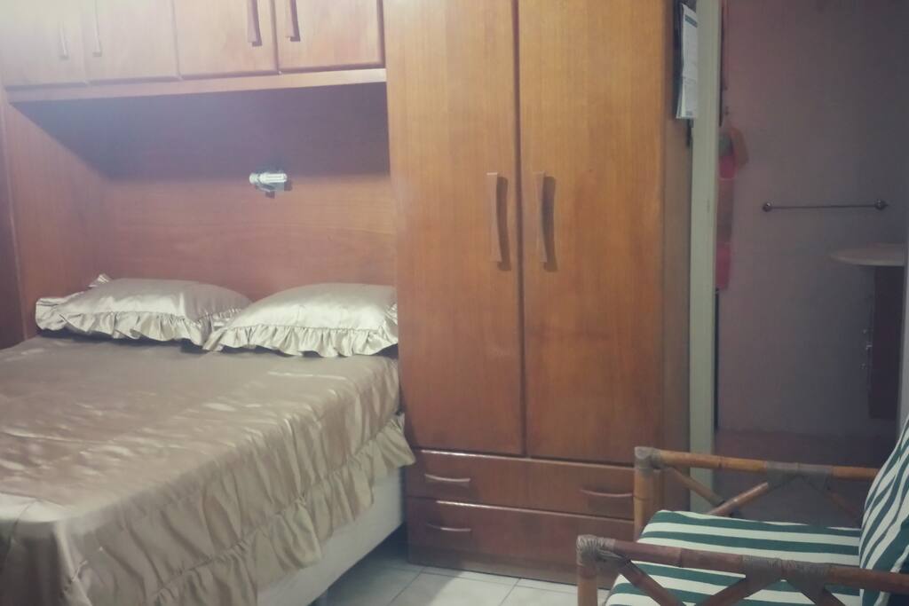Quarto 1 + Suíte com cama de casal, 2 guarda roupas, maleiros, gaveteiro e rack para computador