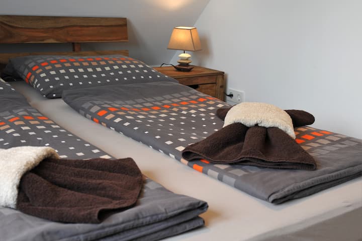 Спална соба за 2 лица, опремена со двоен кревет (160 x 200) без дел од стапалото. Прозорците имаат ролетни за затемнување.