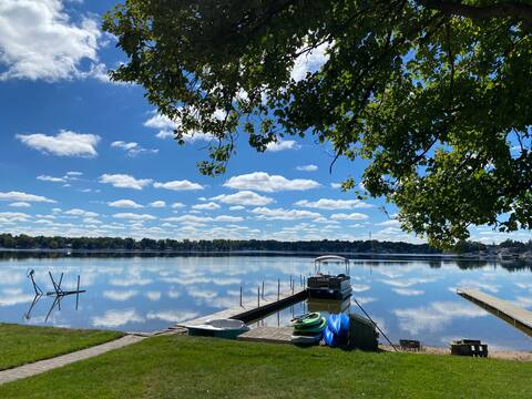 Lakefront Cottage - Beautiful Views and Beach