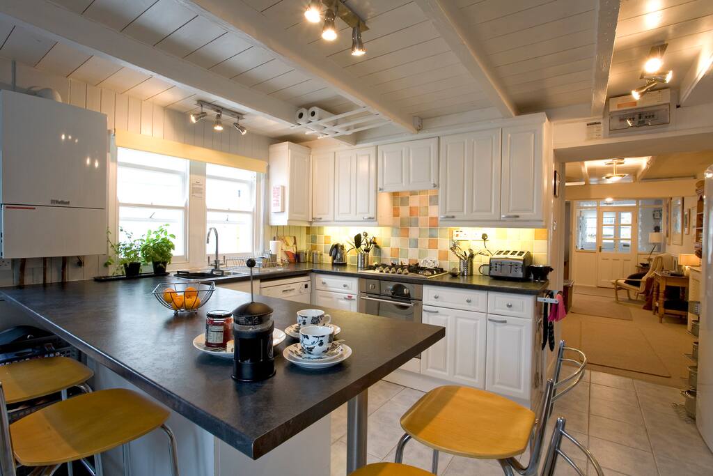 Fully equipped kitchen and breakfast bar