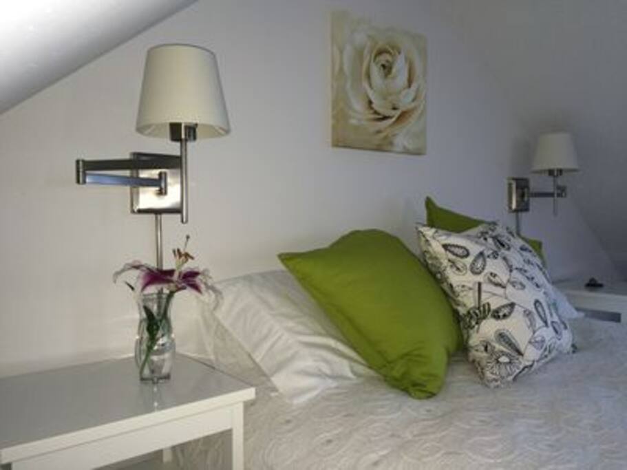 Another view of the queen bed.