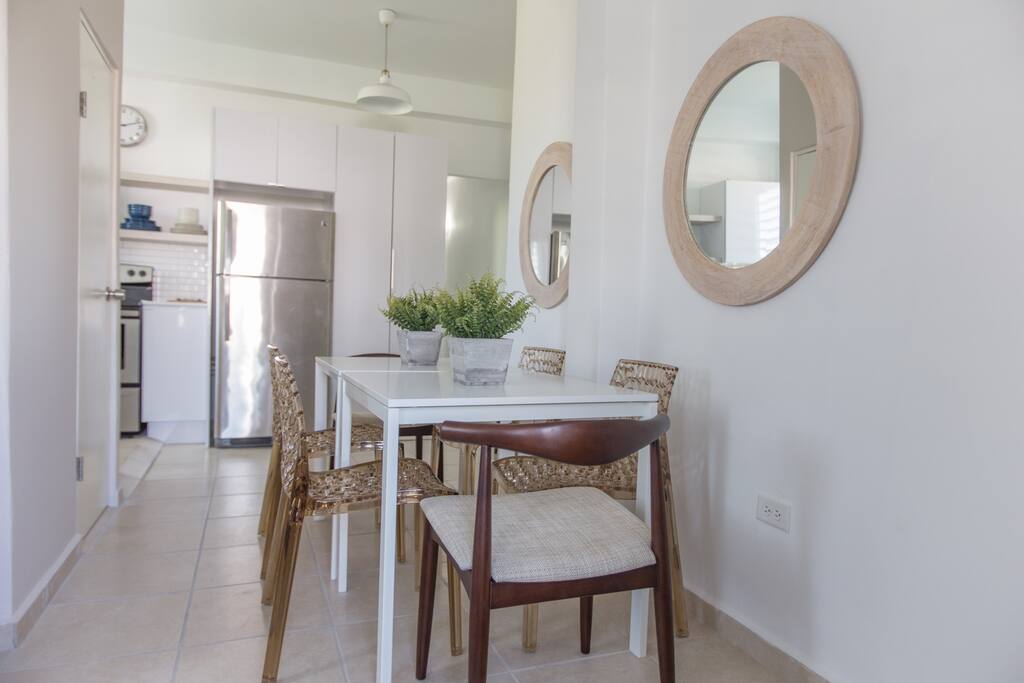 Enjoy a nice meal in this 6 people dining room
