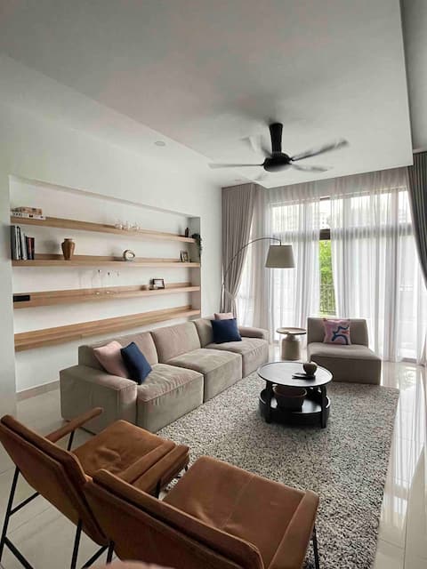Entire Residential Home - Stunning Lakeside View
