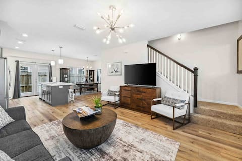 Stylish, Family Friendly Getaway- 4 Br/3Ba