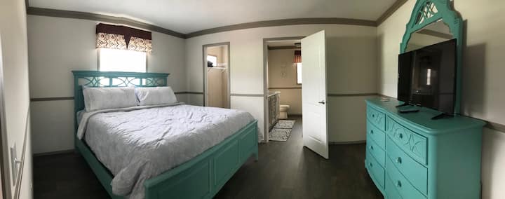 חדר שינה ראשי עם מיטת קינג - סייז וטלוויזיה