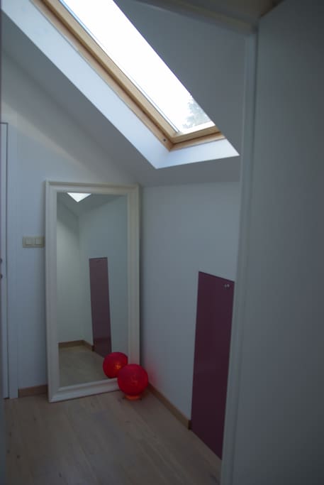Votre étage : hall de nuit, SDD, chambre.