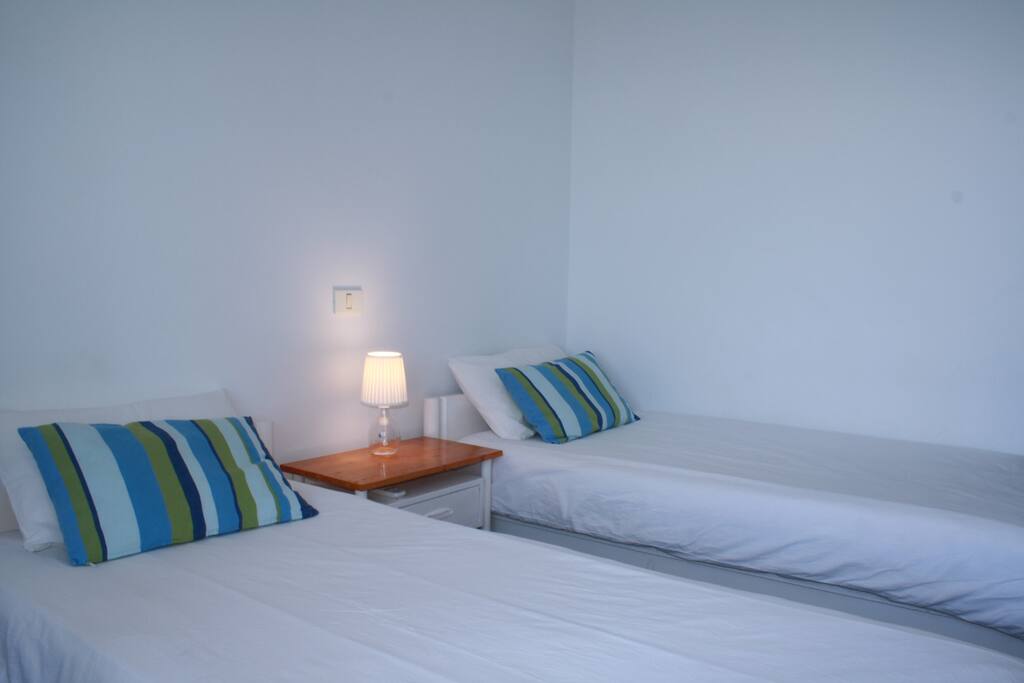 Dormitorio con 2 camas individuales / Bedroom with 2 single beds