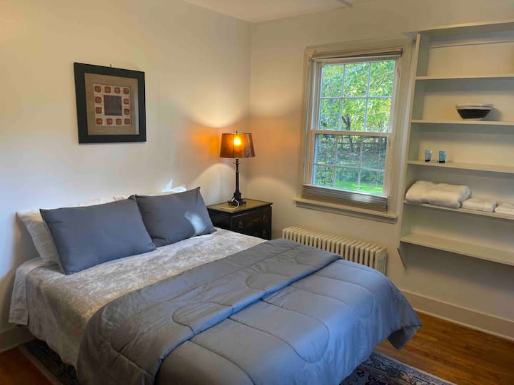 ห้องนอนที่สองของเราหันหน้าไปทางสนามหลังบ้านสวยและเงียบสงบ