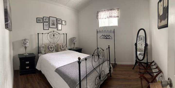 Საძინებლის ზემოთ სრული ზომის საწოლი, ჭერის ვენტილატორი და პორტატული გამათბობელი ამ ოთახში. Ამ ოთახით სარგებლობა შესაძლებელია ლოფტის ტერიტორიაზე. Ბოლო მაგიდის ლამპებზე ხელმისაწვდომია USB პორტები. 