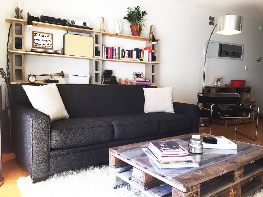 Living room, complete with bose system and projector!