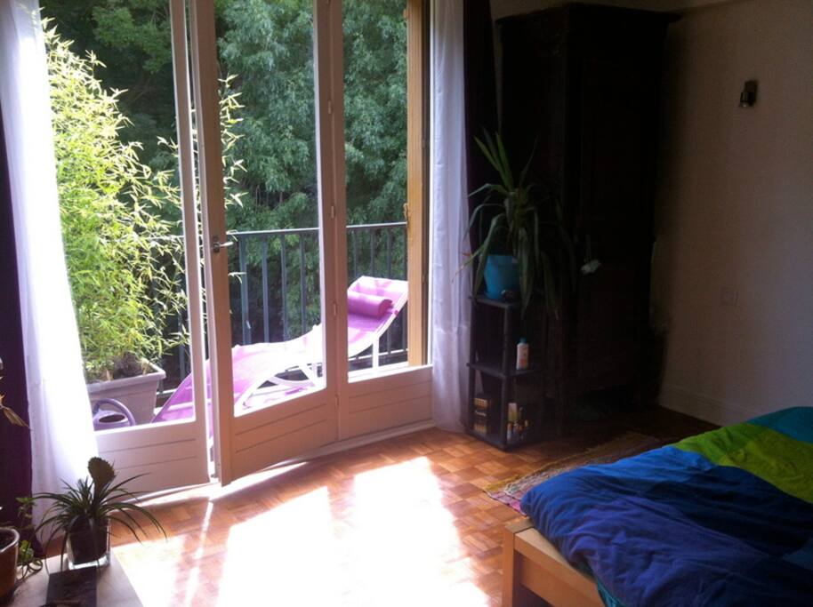 Chambre avec balcon donnant sur le bois