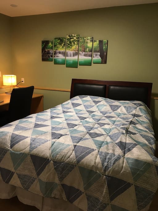 Memory foam bed and spacious work desk/comfortable leather chair
